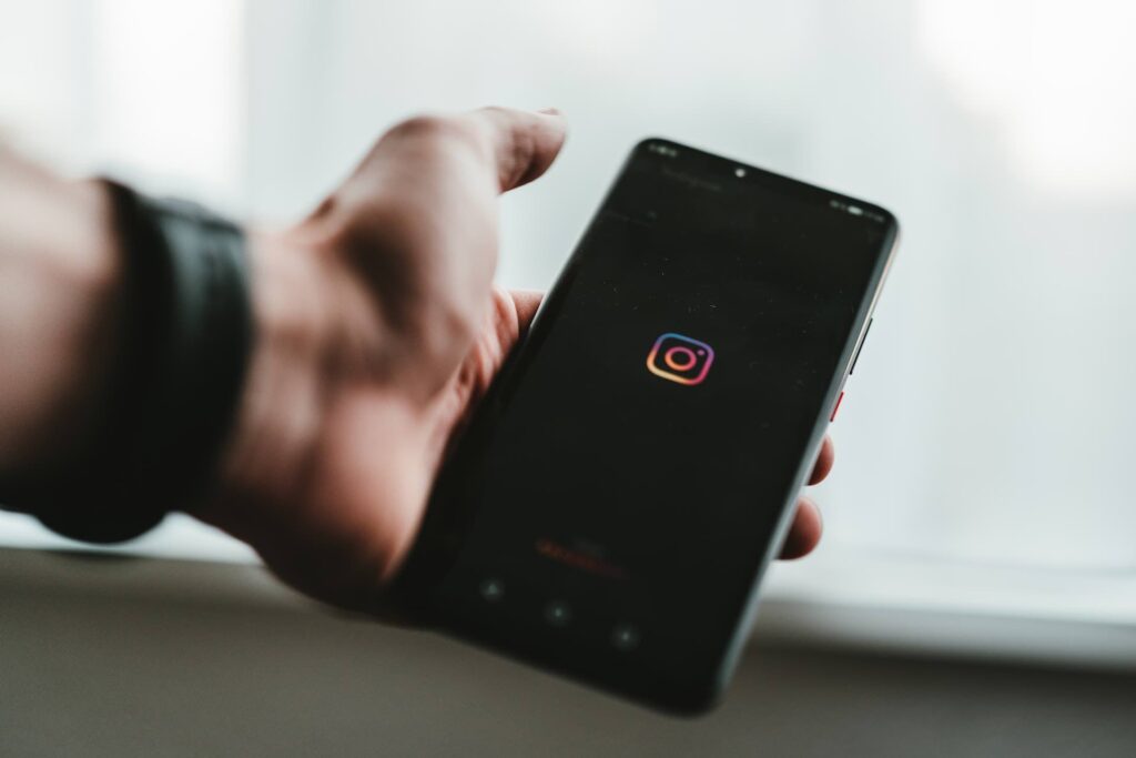 Instagram Account für organische Werbung claudio schwarz unsplash