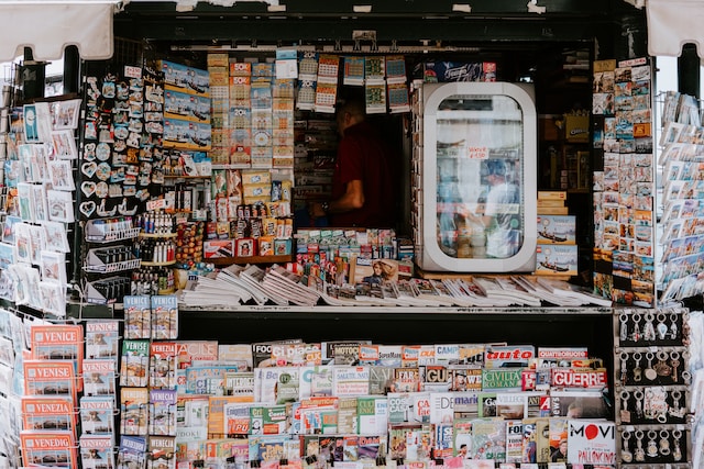 Kiosk Werbekonzept-claudio-schwarz-unsplash