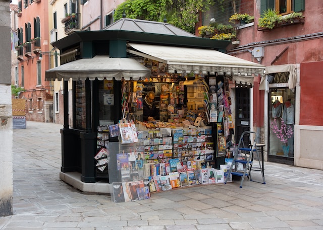 Kiosk Werbung-daniel-robert-unsplash