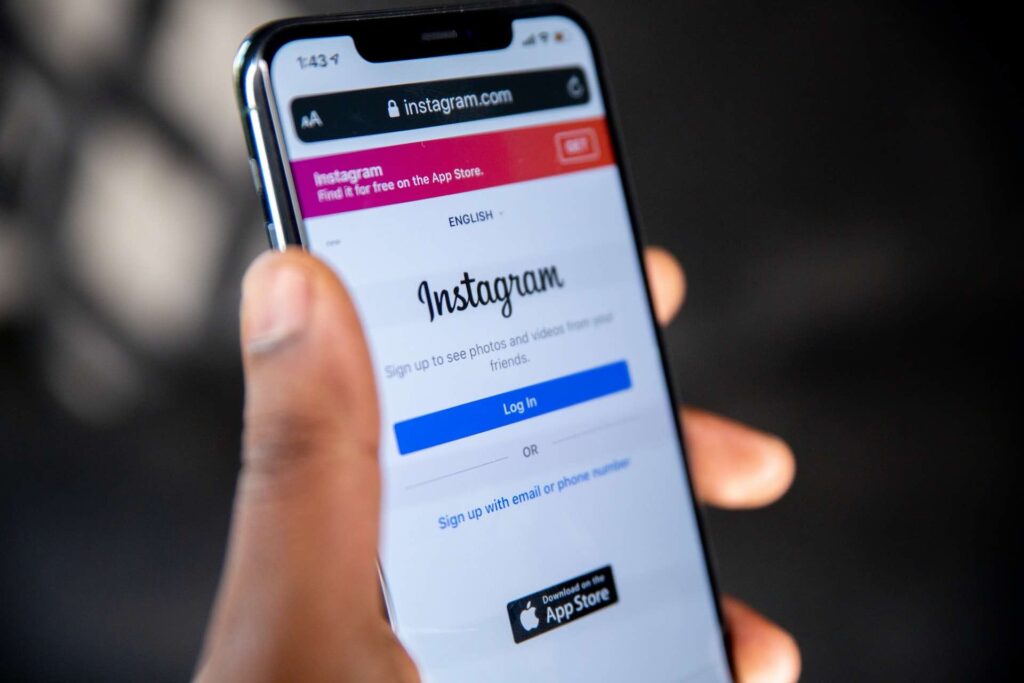 Instagram Marketing für kleine Unternehmen solen-feyissa-KWZa42a1kds-unsplash