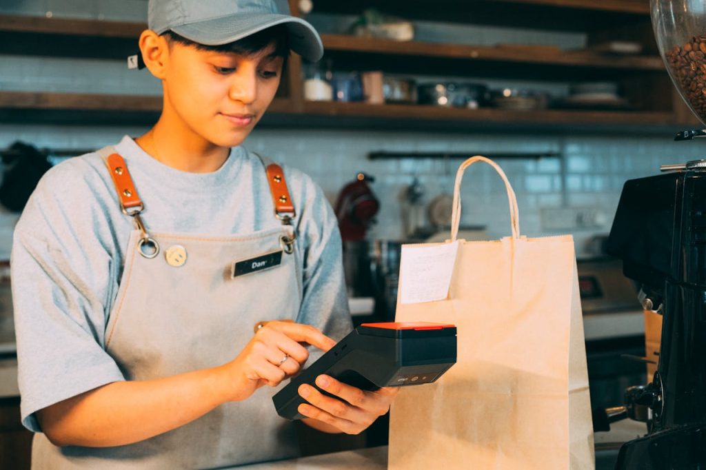 Puede un establecimiento negarse a cobrar con tarjeta (c) pexels.com